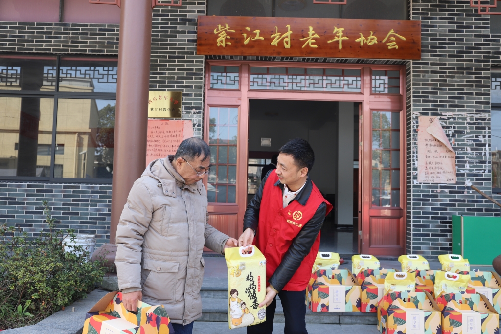 暖春意，敬老情-Z6尊龙多年对峙慰问孤寡老人